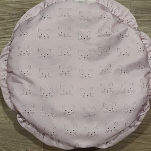 Kitty bed, fringe brand, light pink with pattern.
